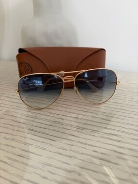 Ray-Ban unisex  Gold Aviator Sunglasses with Blue Gradient Lenses and Brown Case